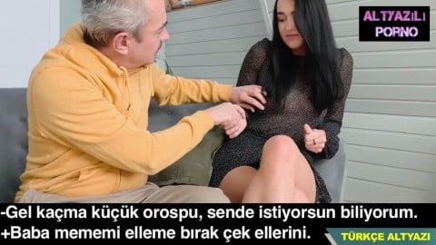 Karısı yokken üvey kızını içerken yakaladı Bacaklarını elledi