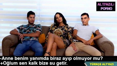 Sürtük annem arkadaşımdan hoşlanıyor ve onu ayarlamamı istedi